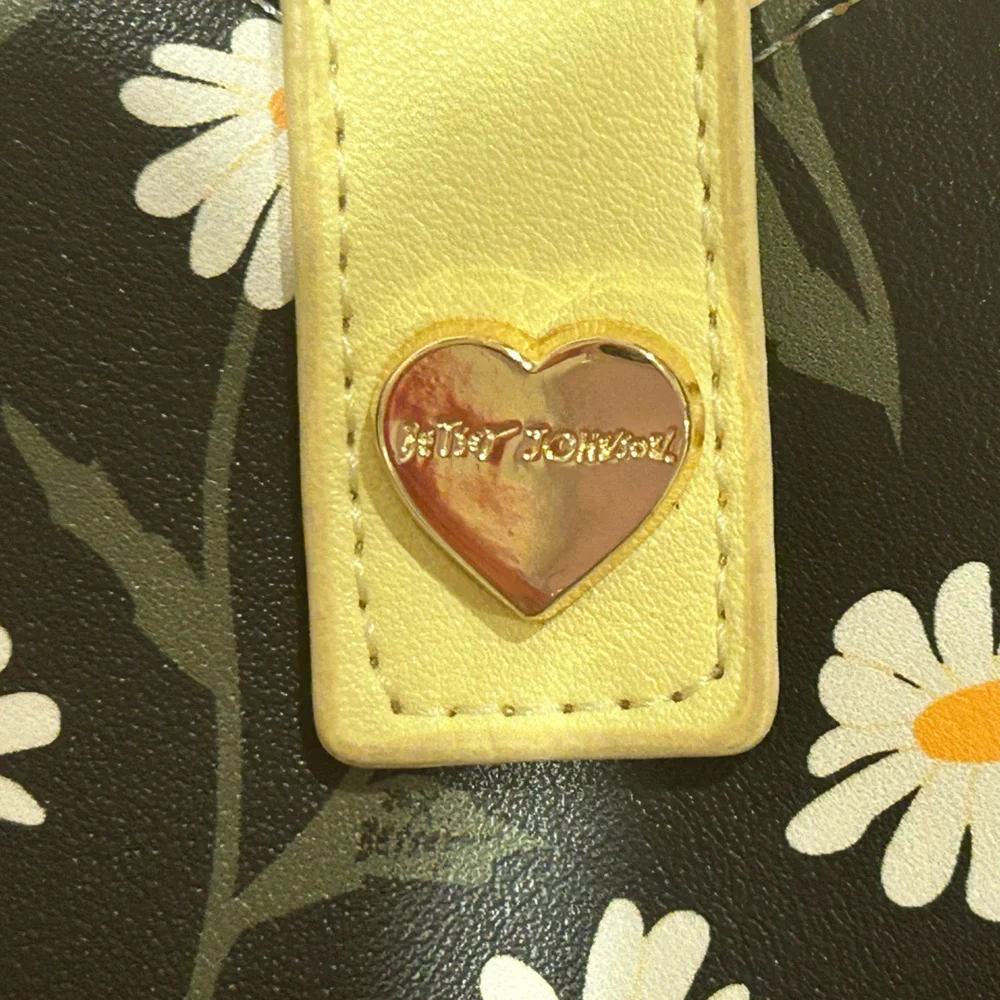 Daisy-Print Yellow Trim Women's Wallet - Heart Accent